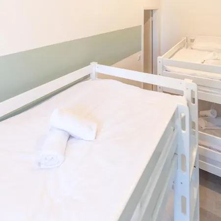 Big Apartments, Big Bathrooms, Single Beds, Perfect For Groups