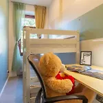 Apartment Large Group With 2 Bathrooms & Single Beds *
