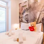 Large Group With 2 Bathrooms & Single Beds Apartment *