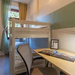 Large Group With 2 Bathrooms & Single Beds Apartment