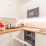 Apartment Large Group With 2 Bathrooms & Single Beds