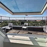 Large Group With 2 Bathrooms & Single Beds * Leipzig