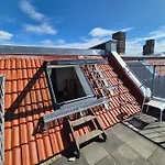 Large Group With 2 Bathrooms & Single Beds Apartment *