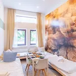 Apartment Large Group With 2 Bathrooms & Single Beds