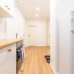 Apartment Large Group With 2 Bathrooms & Single Beds *