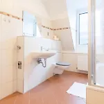Apartment Large Group With 2 Bathrooms & Single Beds