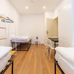 Large Group With 2 Bathrooms & Single Beds Apartment *