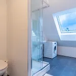 Large Group With 2 Bathrooms & Single Beds Apartment
