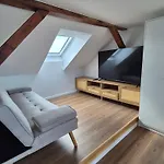 Apartment Large Group With 2 Bathrooms & Single Beds *