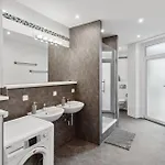 Apartment Large Group With 2 Bathrooms & Single Beds