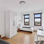 Large Group With 2 Bathrooms & Single Beds Apartment *