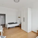 Apartment Large Group With 2 Bathrooms & Single Beds *