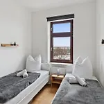 Large Group With 2 Bathrooms & Single Beds Apartment