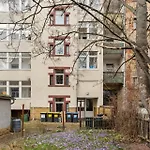 Large Group With 2 Bathrooms & Single Beds Apartment *