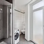 Large Group With 2 Bathrooms & Single Beds Apartment