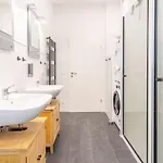 Large Group With 2 Bathrooms & Single Beds *