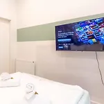Large Group With 2 Bathrooms & Single Beds Apartment
