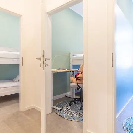 Large Group With 2 Bathrooms & Single Beds