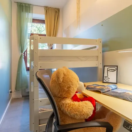 Apartment Large Group With 2 Bathrooms & Single Beds *