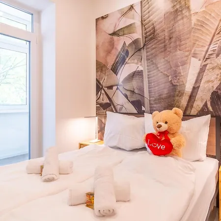 Large Group With 2 Bathrooms & Single Beds Apartment *