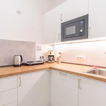 Large Group With 2 Bathrooms & Single Beds * Leipzig