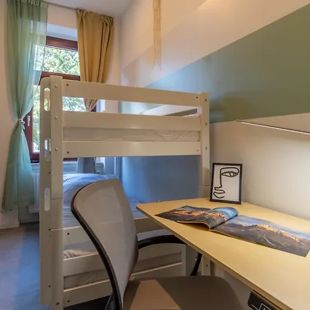 Large Group With 2 Bathrooms & Single Beds Apartment