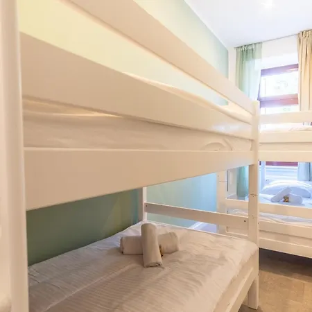 Apartment Large Group With 2 Bathrooms & Single Beds *