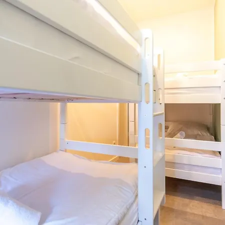 Large Group With 2 Bathrooms & Single Beds Leipzig