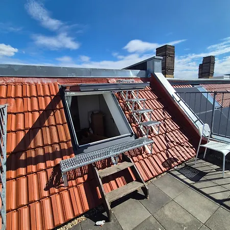 Large Group With 2 Bathrooms & Single Beds Apartment *