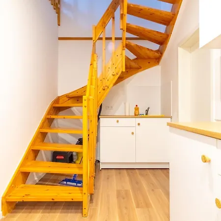 Apartment Large Group With 2 Bathrooms & Single Beds