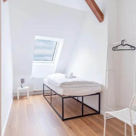 Large Group With 2 Bathrooms & Single Beds *