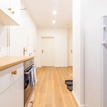 Apartment Large Group With 2 Bathrooms & Single Beds *