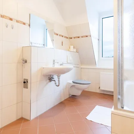 Apartment Large Group With 2 Bathrooms & Single Beds