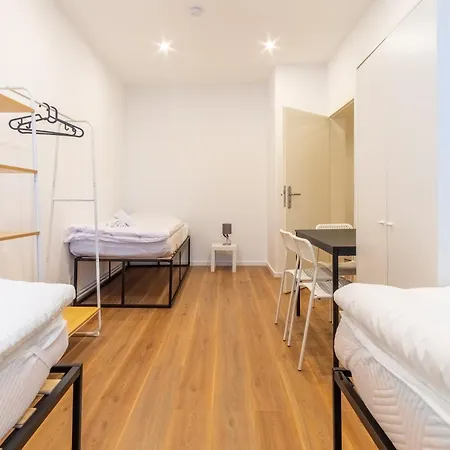 Large Group With 2 Bathrooms & Single Beds Apartment *