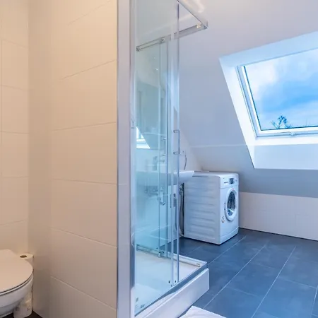 Large Group With 2 Bathrooms & Single Beds Apartment