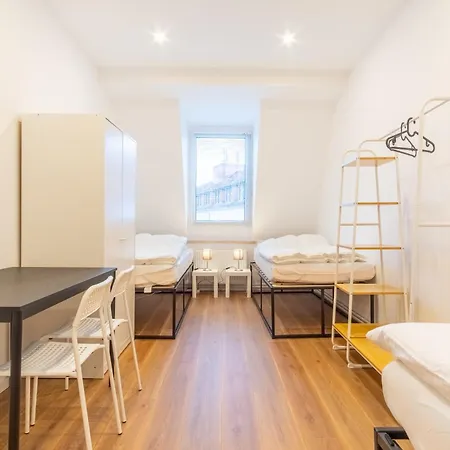 Large Group With 2 Bathrooms & Single Beds * Leipzig