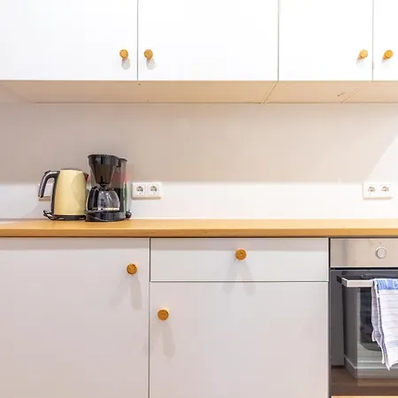 Large Group With 2 Bathrooms & Single Beds Apartment
