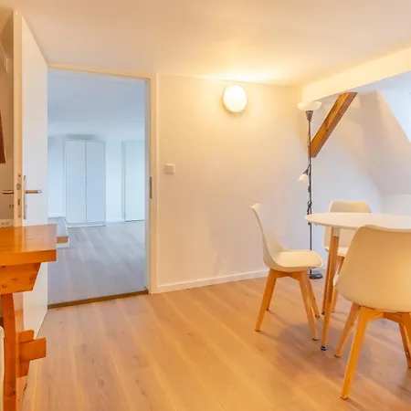 Apartment Large Group With 2 Bathrooms & Single Beds *