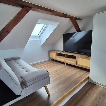 Apartment Large Group With 2 Bathrooms & Single Beds *