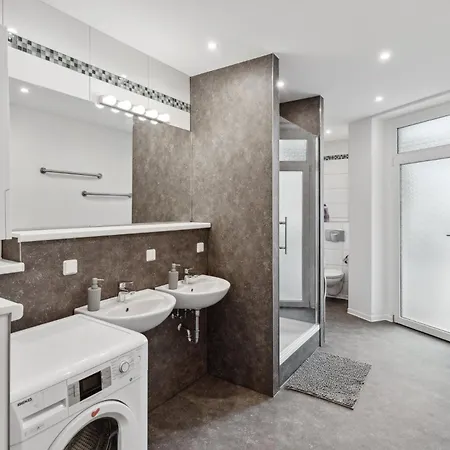Apartment Large Group With 2 Bathrooms & Single Beds