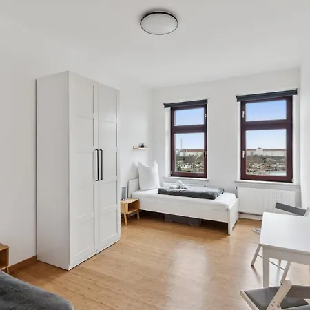 Large Group With 2 Bathrooms & Single Beds Apartment *