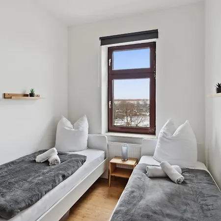 Large Group With 2 Bathrooms & Single Beds Apartment