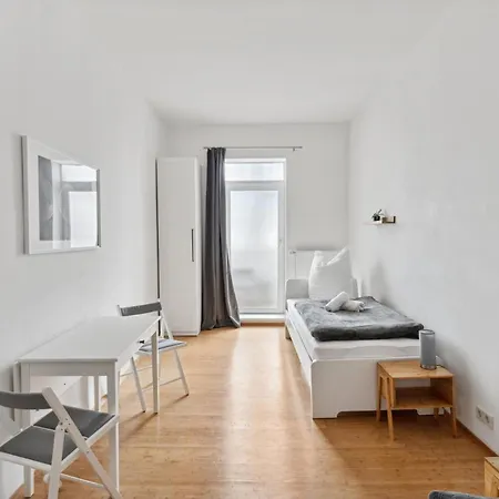 Apartment Large Group With 2 Bathrooms & Single Beds *