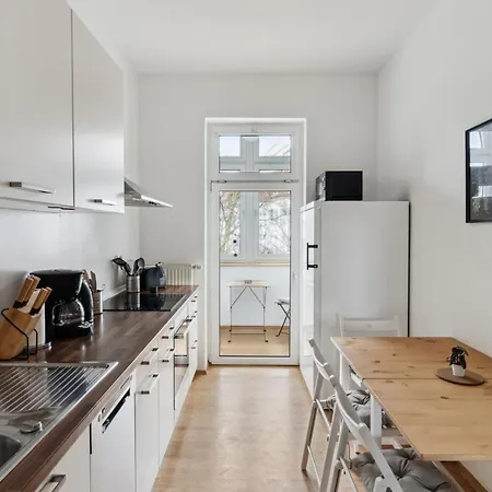 Large Group With 2 Bathrooms & Single Beds Apartment