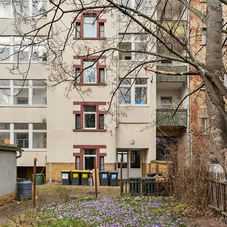 Large Group With 2 Bathrooms & Single Beds Apartment *
