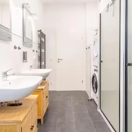 Large Group With 2 Bathrooms & Single Beds *