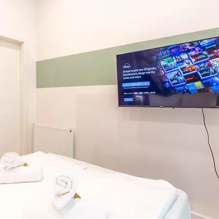 Large Group With 2 Bathrooms & Single Beds Apartment