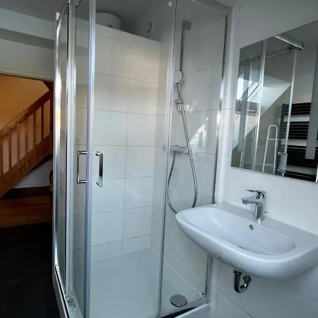 Large Group With 2 Bathrooms & Single Beds * Leipzig