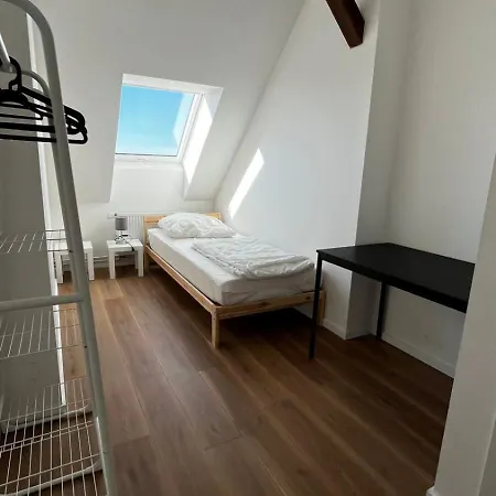 Large Group With 2 Bathrooms & Single Beds Leipzig