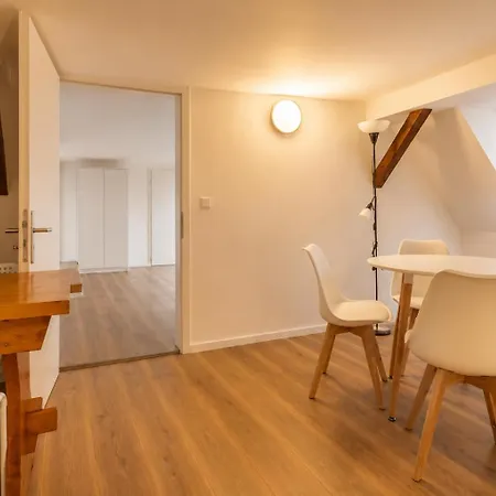 Large Group With 2 Bathrooms & Single Beds